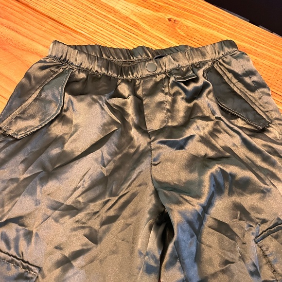 Jogger pants olive green; material satin. H&M - Picture 3 of 4